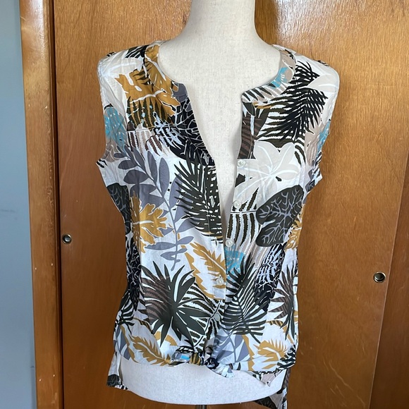 Van Heusen sleeveless tropical (leaves print) blouse, size M. Front buttons down - Picture 12 of 16